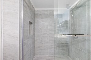 Badewanne, Haartrockner, Handtücher, Seife