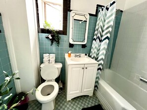 وحدات دش مع أحواض استحمام، مجففات شعر، مناشف، صابون