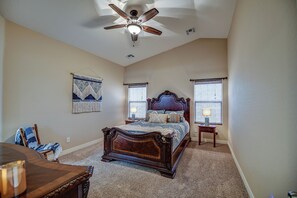 3 室のベッドルーム、デスク、アイロン / アイロン台、旅行用ベビーベッド