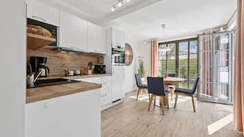 Wasserkocher mit Kaffee-/Teezubehör, Kühlschrank, Mikrowelle, Ofen