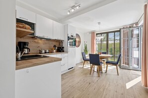 Een koelkast, een microgolfoven, een oven, een kookplaat