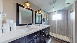 Shower, hair dryer, towels, soap - Hidden Farm Escape In The Heart Of Kawarthas (Brock)