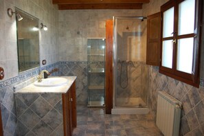 Douche, séchoir à cheveux, serviettes fournies, papier de toilette