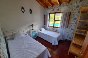 4 bedrooms, iron/ironing board, free WiFi, bed sheets