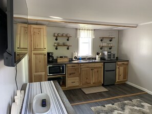 Réfrigérateur, micro-ondes, four, cafetière/bouilloire