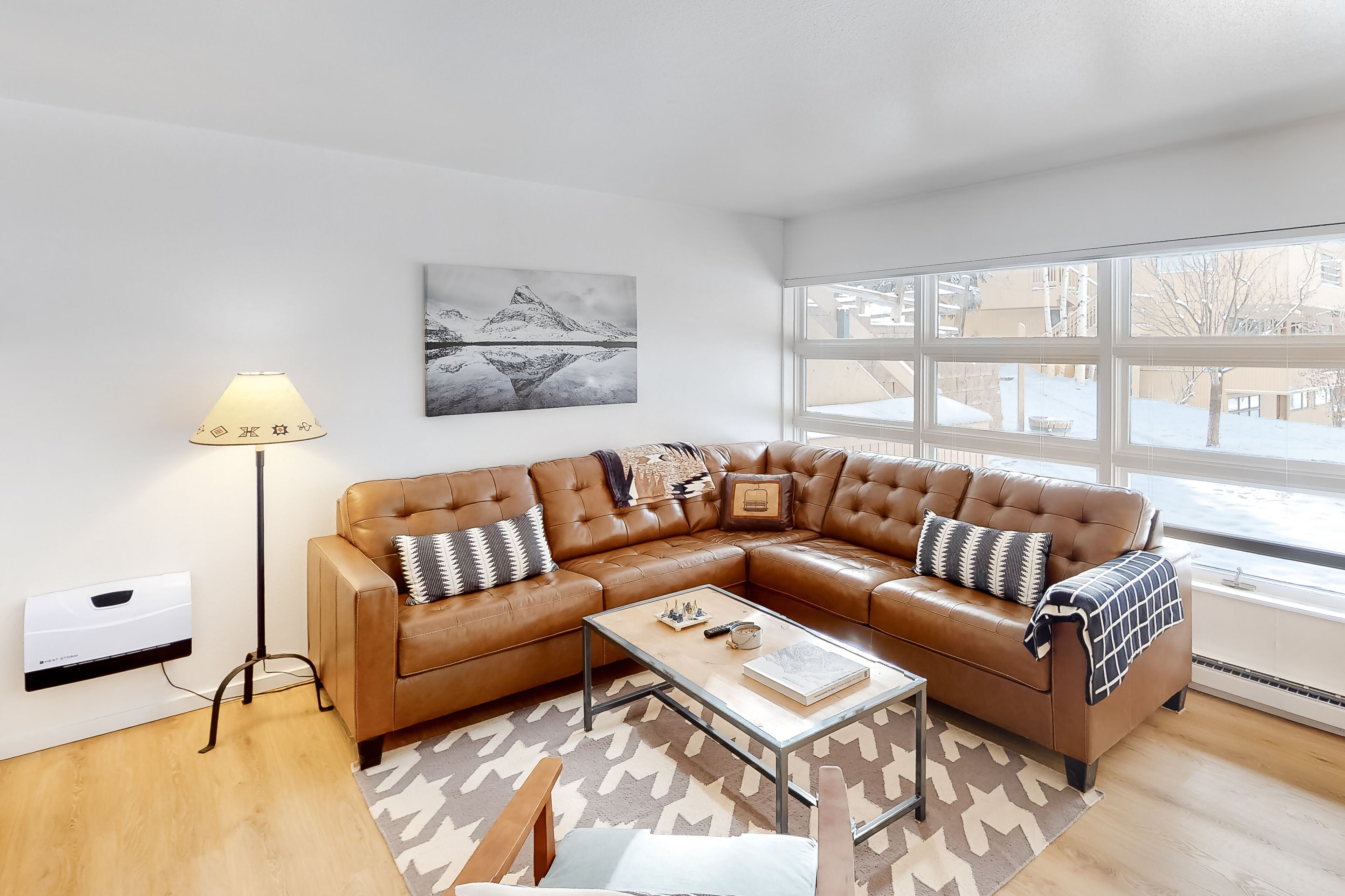 Charming and stylish condo with pool, hot tub, fireplace, washer/dryer, & WiFi