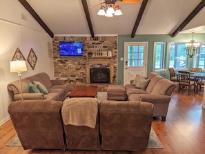 Smart TV, fireplace - Little Getaway Paradise on the Golf Course w/Resort Amenities! (Holly Lake Ranch)