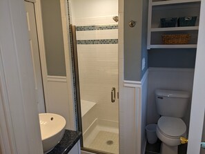 Combined shower/bathtub, hair dryer, towels, soap