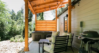 Rushing Creek Sounds + Early Check-In+ HotTub + Dtown Edge + GSMNP+ King Bds