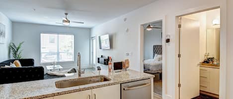 Kühlschrank, Mikrowelle, Ofen, Herdplatte