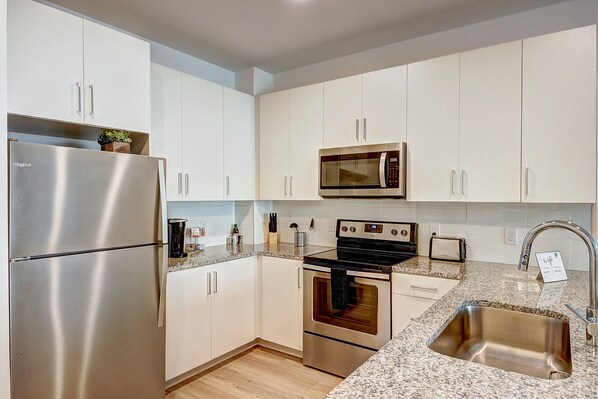 Kylskåp, mikrovågsugn, ugn och spishäll