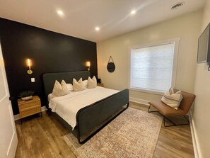 3 makuuhuonetta, työpöytä, silitysrauta/-lauta, vauvan matkasänky