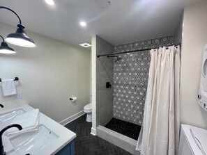 Suihku, hiustenkuivaaja, pyyhkeet, saippua