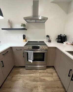 Frigorífico, microondas, horno y placa de cocina