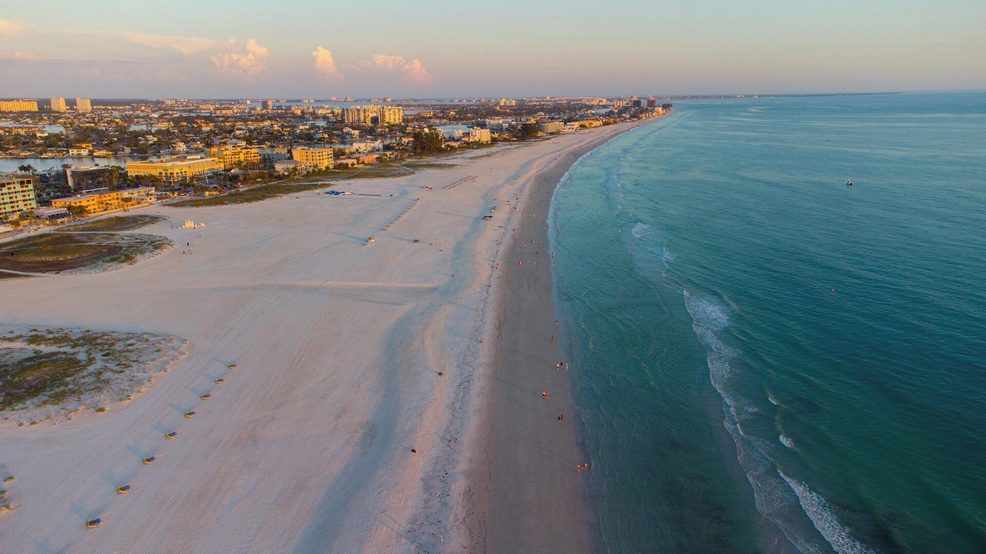In Strandnähe, Liegestühle, Strandtücher