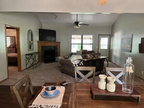 Älytelevisio, takka, pöytätennispöytä, kirjoja