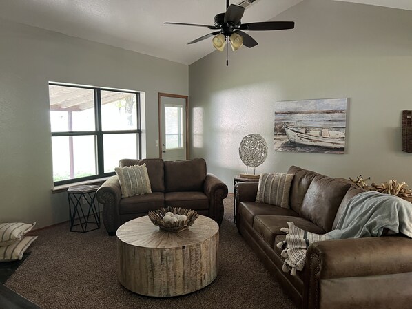 Älytelevisio, takka, pöytätennispöytä, kirjoja