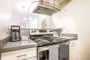 冷蔵庫、電子レンジ、オーブン、コンロ