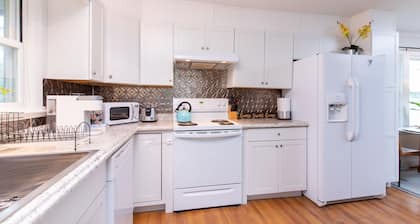 Comfy Dog Friendly Cottage w/ Large Fenced Yard