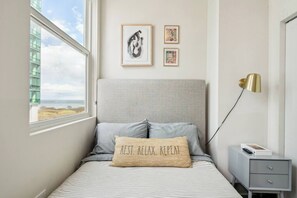 2 habitaciones, escritorio y tabla de planchar con plancha
