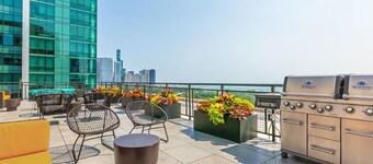Downtown Penthouse - Mich Ave 2bd | +gym & VIEWS
