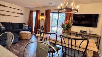 Smart TV, fireplace