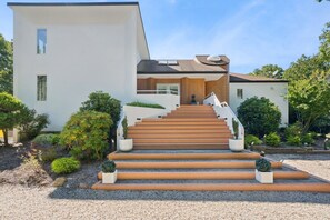 Exterior - Private 2.1 acre gated home with heated pool and tennis & pickleball court (Southampton)