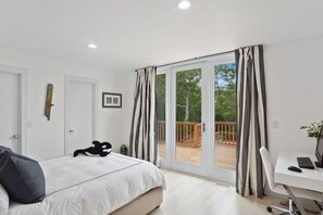 5 bedrooms, desk, iron/ironing board, free WiFi - Private 2.1 acre gated home with heated pool and tennis & pickleball court (Southampton)