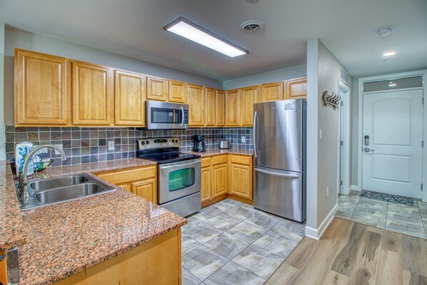 冰箱、微波炉、烤箱、炉灶