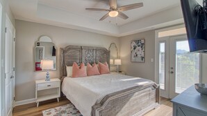 A bedroom with a wooden headboard, two bedside tables with lamps, a floral rug, and a ceiling fan. - 8 min to Dollywood- Close to parkway River and Mountain Views 2BR/2BA Sleeps 6  (Sevierville)