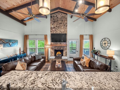 Mountain View! Hot Tub! King Beds! Club Access! Pet friendly