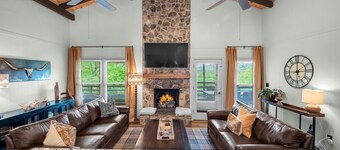 Mountain View! Hot Tub! King Beds! Club Access! Pet friendly