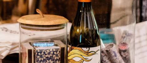 Una botella de vino, una vela decorativa y un cartel que dice 'hogar es donde lo aparcas'.