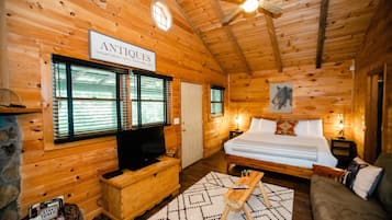 高级小屋, 1 张特大床, 山腰 (Pet Friendly) | 起居区 | 40-英寸纯平电视 (配备卫星频道)、电视