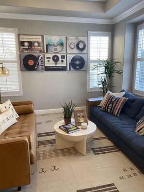 Smart TV, libros y impresora 