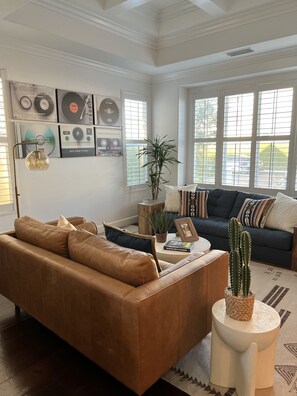 Smart TV, libros y impresora 