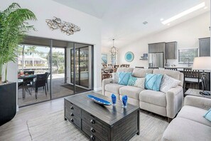 Smart TV - Coral Getaways- New Remodeled- Hot Tub- (Cape Coral)