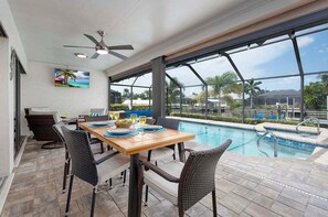 A heated pool - Coral Getaways- New Remodeled- Hot Tub- (Cape Coral)