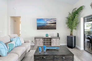 Smart TV - Coral Getaways- New Remodeled- Hot Tub- (Cape Coral)