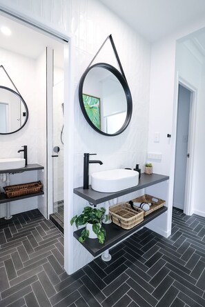 Dusche, Haartrockner, Handtücher, Seife