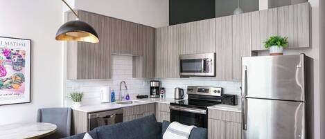 Refrigerador, microondas, horno y parrilla de estufa