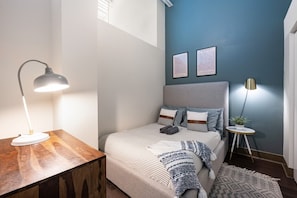 1 slaapkamer, een bureau, een strijkplank/strijkijzer, reisbedje