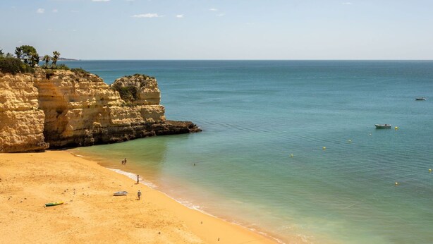A beach with clear turquoise water, a sandy shore, and rocky cliffs. - Lovely apartment for 4 guests with pool, A/C, WIFI, TV and terrace (Armação De Pêra)