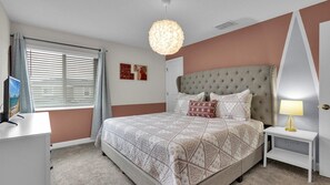 5 bedrooms, iron/ironing board, WiFi, bed sheets