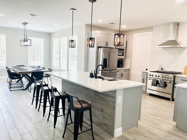 Frigorifero, microonde, forno, piano cottura