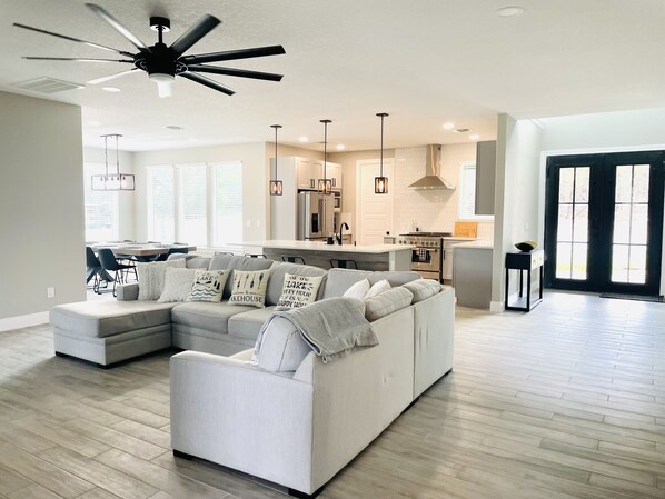 Smart TV, fireplace - Lake Home with new pool and outdoor kitchen (Canyon Lake)