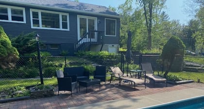 Cozy cottage with pool, walking distance to lake