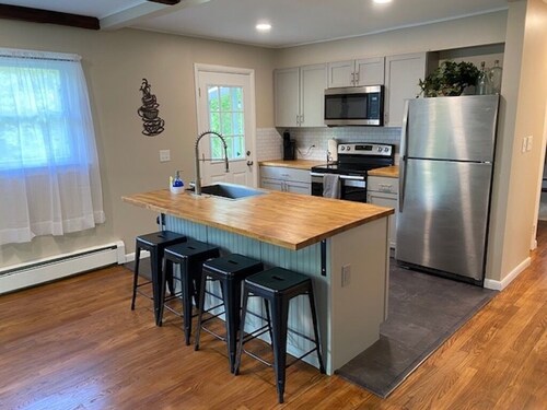 Cozy cottage with pool, walking distance to lake