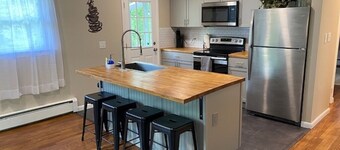 Cozy cottage with pool, walking distance to lake