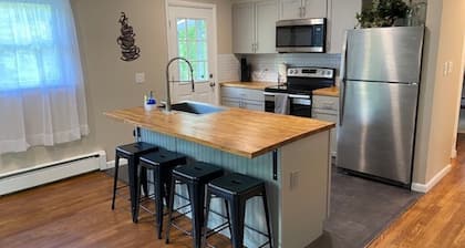 Cozy cottage with pool, walking distance to lake